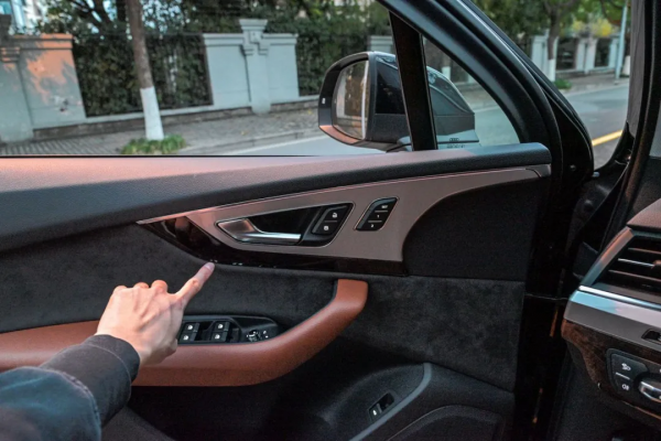 二手準新奧迪Q7,內飾貼膜、腳墊通鋪,不容錯過 二手準新奧迪Q7,內飾貼膜、腳墊通鋪,不容錯過