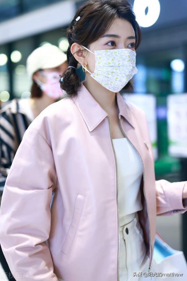 梁潔粉色皮夾克搭配白色錐形褲時尚酷風，對鏡揮手微笑甜美迷人