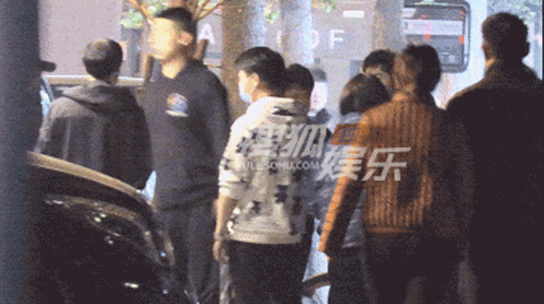 獨家:黃曉明袁泉路邊拍劇 收工時開心和路人打招呼 獨家:黃曉明袁泉路邊拍劇 收工時開心和路人打招呼