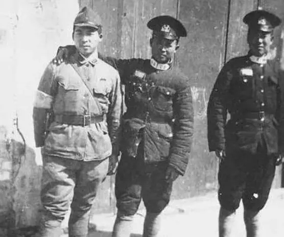 眼看鬼子要屠村，“偽”保長急中生智大喊：“快抓，別讓它跑了”