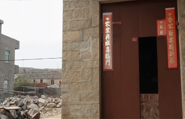 福建東部的海島漁村,石頭房子臨海而建,家家敞開大門卻關上小門 福建東部的海島漁村,石頭房子臨海而建,家家敞開大門卻關上小門