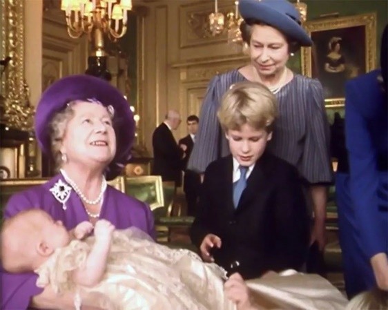 一歲一顆鑽石：女王為母親百歲壽辰慶生，100顆鑽石的胸針表孝心