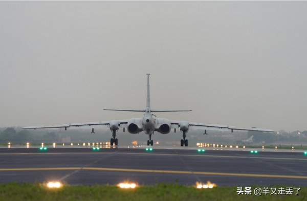 命硬來戰！外機亮武器挑釁，我軍與其對峙，我飛行員：看誰不怕死