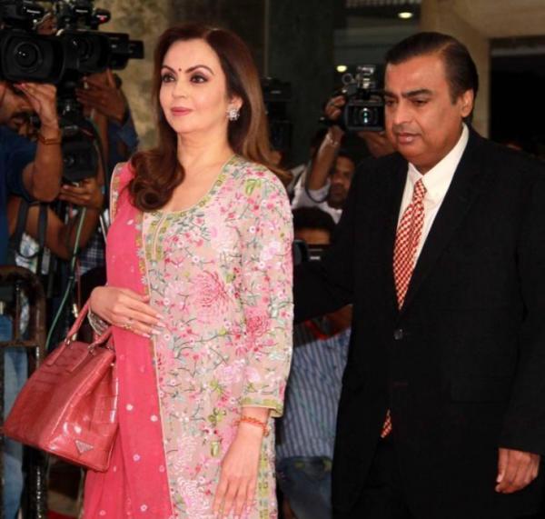 印度首富夫人住27層高樓有600個傭人,穿滿鑽禮服,掛祖母綠鼻環 印度首富夫人住27層高樓有600個傭人,穿滿鑽禮服,掛祖母綠鼻環