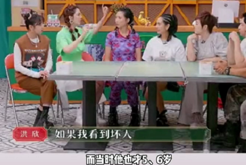 洪欣和兒子深夜回酒店,兒子故意倒著走保護媽媽,才5歲就這麼暖 洪欣和兒子深夜回酒店,兒子故意倒著走保護媽媽,才5歲就這麼暖