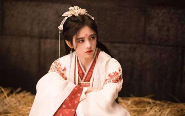 拍戲太糊弄！鞠婧禕拍綁架戲，堵口物品精心疊好，好像在吃豆皮