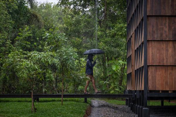 鋼結構與舊木材構築的度假小屋:在標準化構件中尋求個性化表達 鋼結構與舊木材構築的度假小屋:在標準化構件中尋求個性化表達