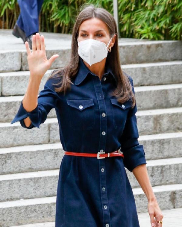 西班牙王后真是清流,一條牛仔裙穿3年,頭髮白了不少氣質卻沒變 西班牙王后真是清流,一條牛仔裙穿3年,頭髮白了不少氣質卻沒變