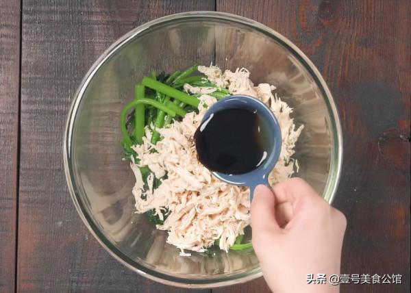 涼拌菜吃過不少，這款茼蒿拌雞絲不要錯過，鮮香營養，家人都愛吃