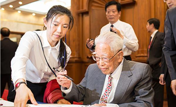 90歲的朱鎔基親自拜訪百歲的袁寶華,見面後:最好的啟蒙老師 90歲的朱鎔基親自拜訪百歲的袁寶華,見面後:最好的啟蒙老師