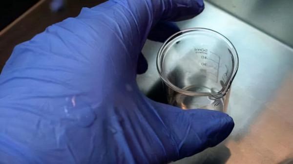 2滴“普通”的化學品濺到手套上,15秒後就宣告了她的死亡 2滴“普通”的化學品濺到手套上,15秒後就宣告了她的死亡