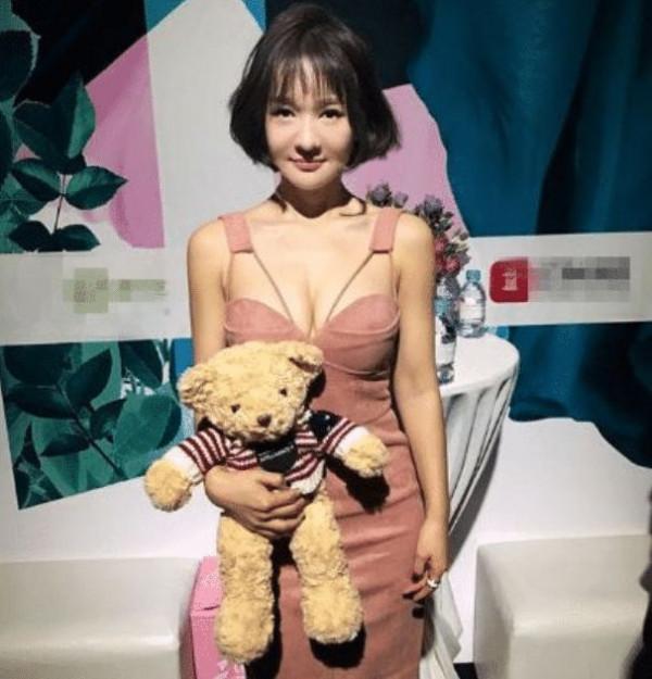 還記得《回家的誘惑》裡的傻大姐嗎？當她生活照流出，美到認不出