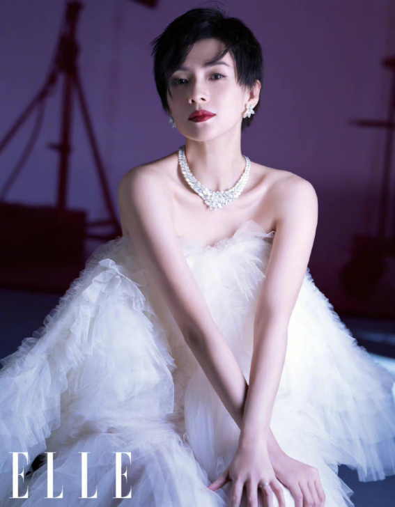 章子怡換髮型風格大變，短髮配羽毛裙又颯又性感，難怪是女王級別