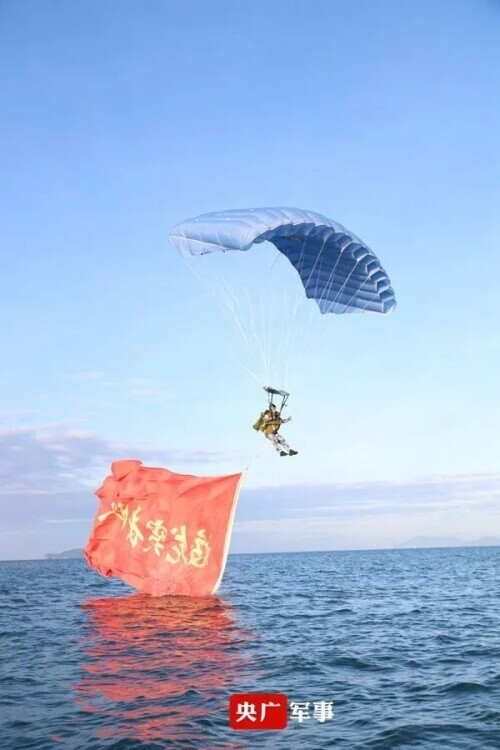 震撼！海軍陸戰隊在南海某海域首次展開海上實跳訓練