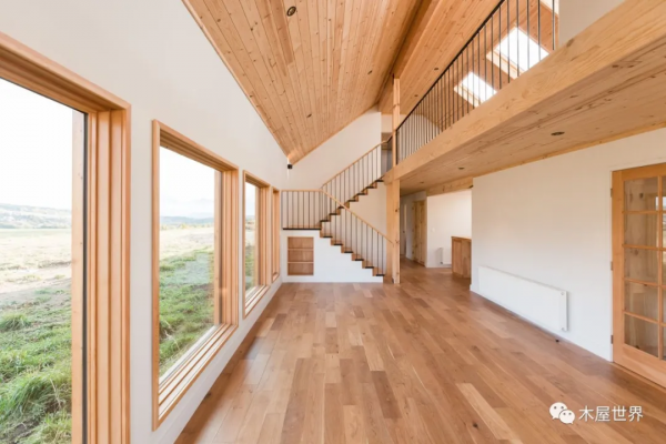 風景與陽光在屋裡匯合，原野中的 Haus III木屋住宅