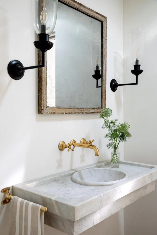 輕鬆自然的淺色調住宅，寬敞明亮很宜居，擁有的舒適度獨樹一幟