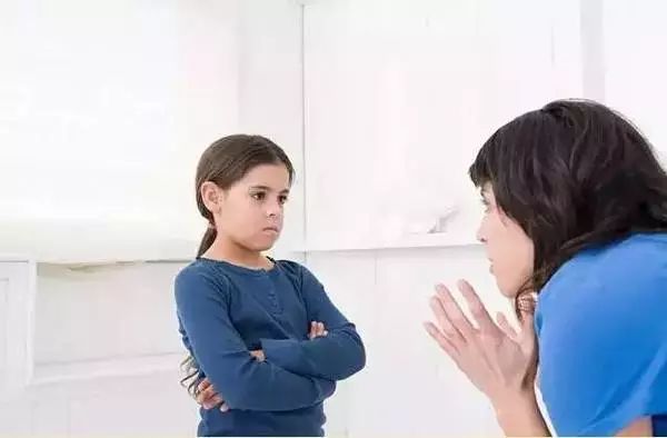 心理學家李玫瑾:娃開始頂嘴時,父母多說這3句話,比打罵更有用 心理學家李玫瑾:娃開始頂嘴時,父母多說這3句話,比打罵更有用