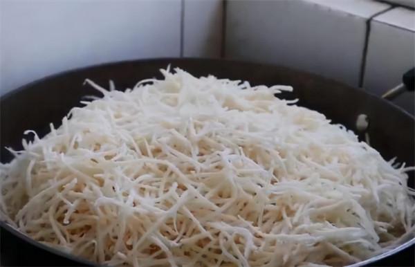 陝西特色小吃洋芋擦擦，教你正宗做法，簡單味美，看著就流口水