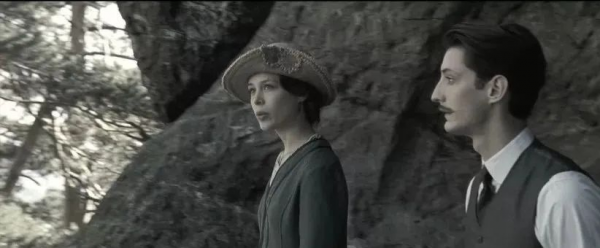 謊言是彩色的,現實是黑白的 謊言是彩色的,現實是黑白的