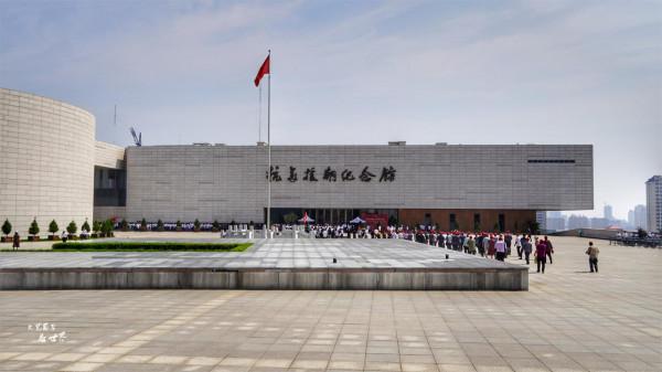 丹東是一座英雄的城市，抗美援朝紀念館每天都人山人海，令人感動