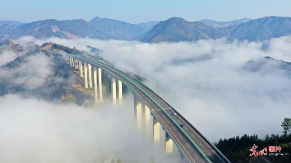 穿雲駕霧美如畫