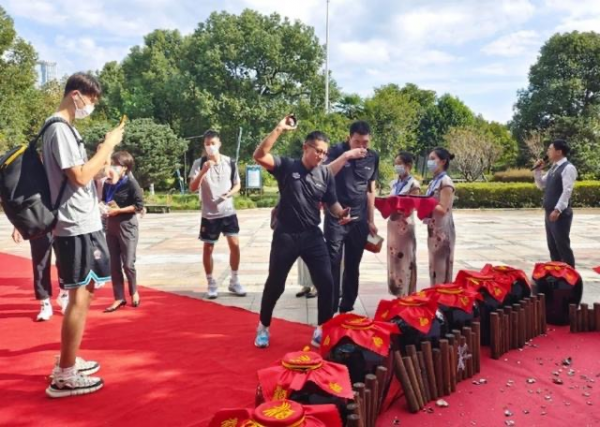 3訊息！廣東鋒霸賽季報銷，遼寧名帥正式出山，CBA眾將集體砸碗