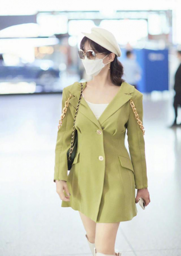 趙雅芝是真不低調,西裝當裙子穿就算了,還掛兩條大金鍊,夠時髦 趙雅芝是真不低調,西裝當裙子穿就算了,還掛兩條大金鍊,夠時髦