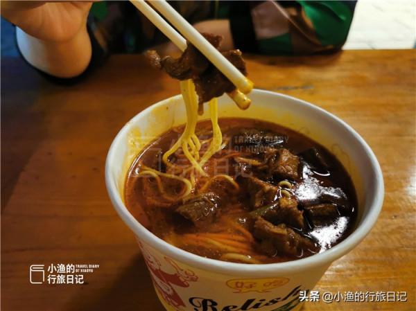 西安人吃麵配生蒜很生猛，到了湖北甘拜下風，早餐一口面一口酒