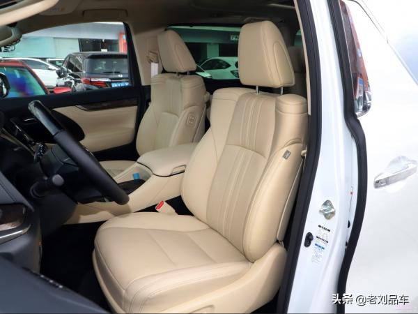 近百萬元的全新豐田皇冠威爾法，換裝了皇冠車標，就是身份的象徵