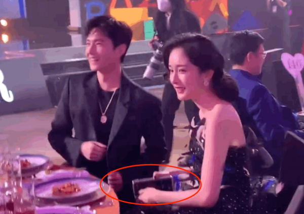 楊冪走紅毯被楊洋遞手機，兩人互動太有愛，姐弟關係再升溫