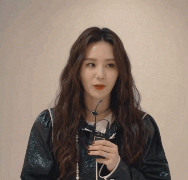 第一次看劉詩詩扎麻花辮,少女感“營業”的她,是被楊冪傳染了? 第一次看劉詩詩扎麻花辮,少女感“營業”的她,是被楊冪傳染了?