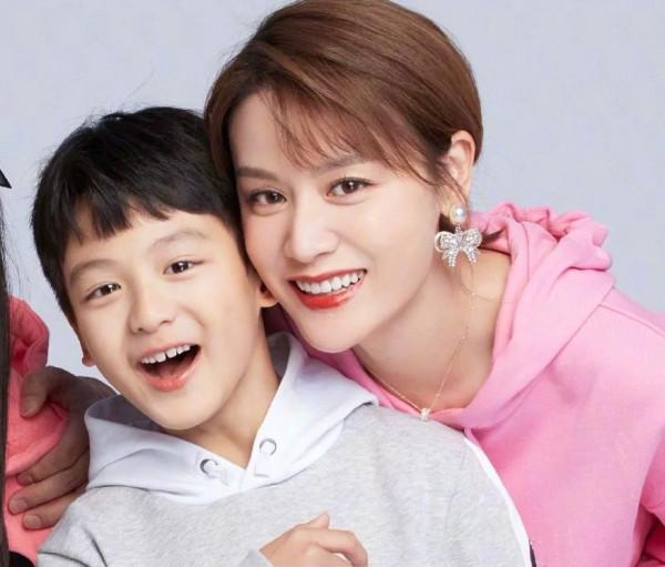 這一看就是親生的。戚薇跟女兒真是神同步 這一看就是親生的。戚薇跟女兒真是神同步