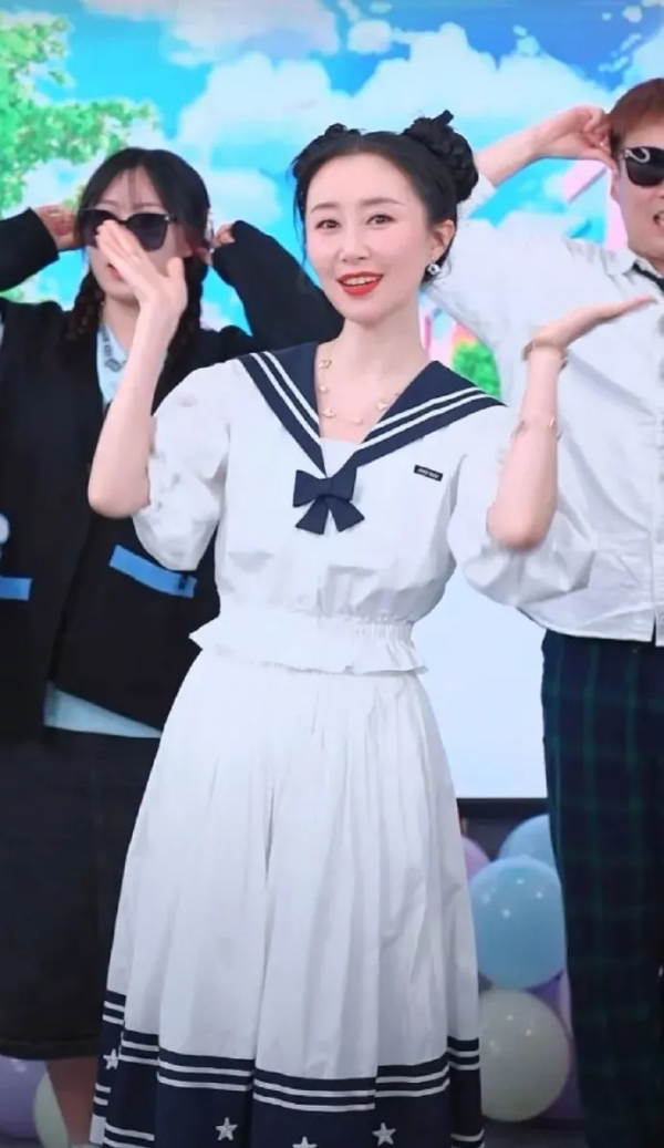 舒暢直播，榮登帶貨榜單榜首，沒想到做主播的她也如此優秀