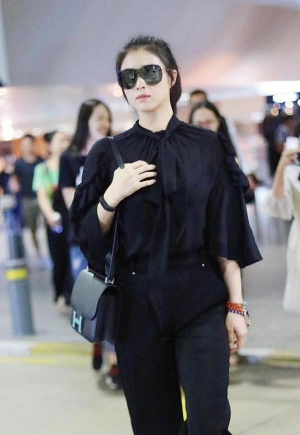 蔣欣戴著墨鏡真有個性，但墨鏡下的眼睛太俗氣，一身薄紗真清涼