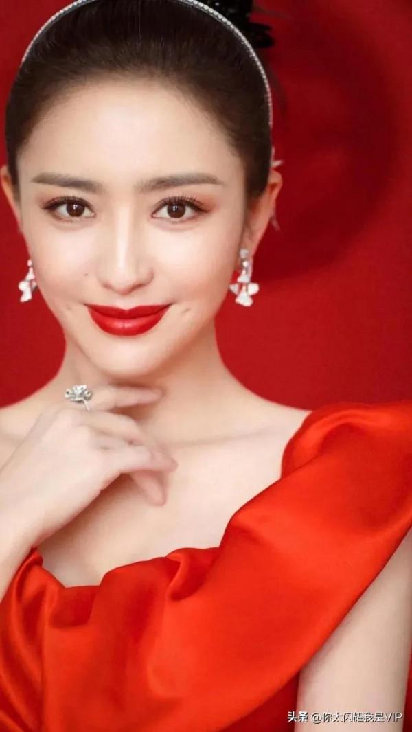 佟麗婭：丫丫天生麗質，高鼻樑、瓜子臉、小虎牙美爆啦