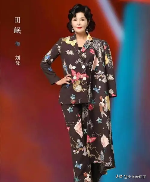 56歲田岷老了好時髦，穿印花裙戴珍珠耳環不俗氣，微胖也美得端莊