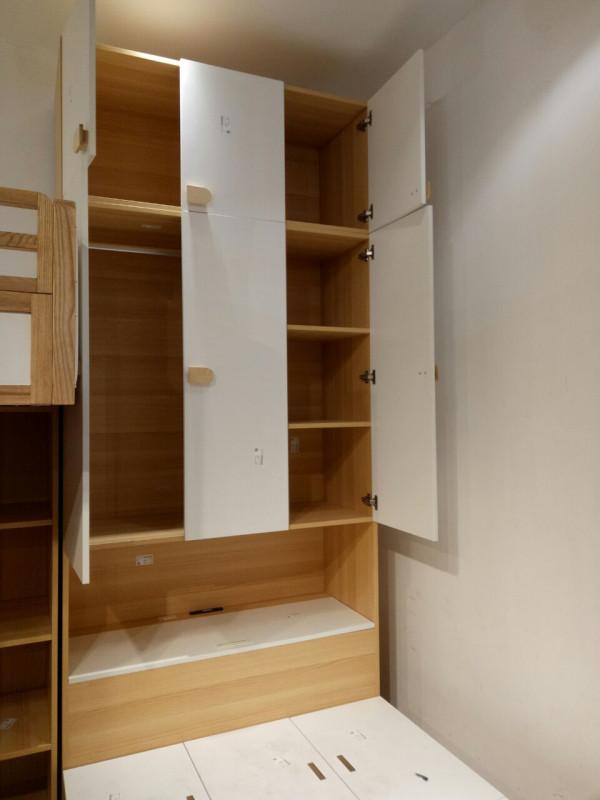 房間是很小，但能放下這套組合床後，兩個孩子都不用分房睡了