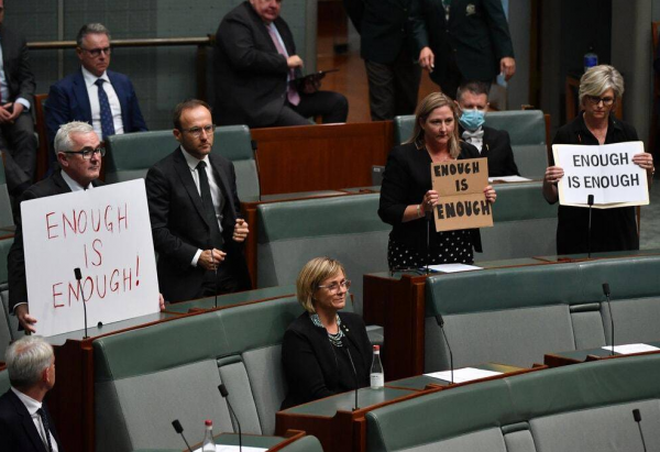 澳大利亞議會成“淫窟”？1/3員工被侵犯欺凌，祈禱室裡玩自拍