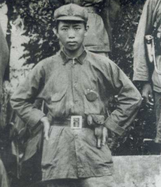 1955年授銜，林彪對劉亞樓的軍銜感到不滿，為他出頭建議授予大將