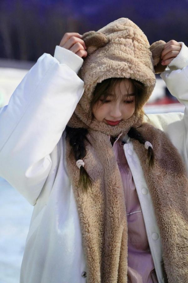 虞書欣雪地玩耍元氣滿滿 戴小熊帽子甜美可愛