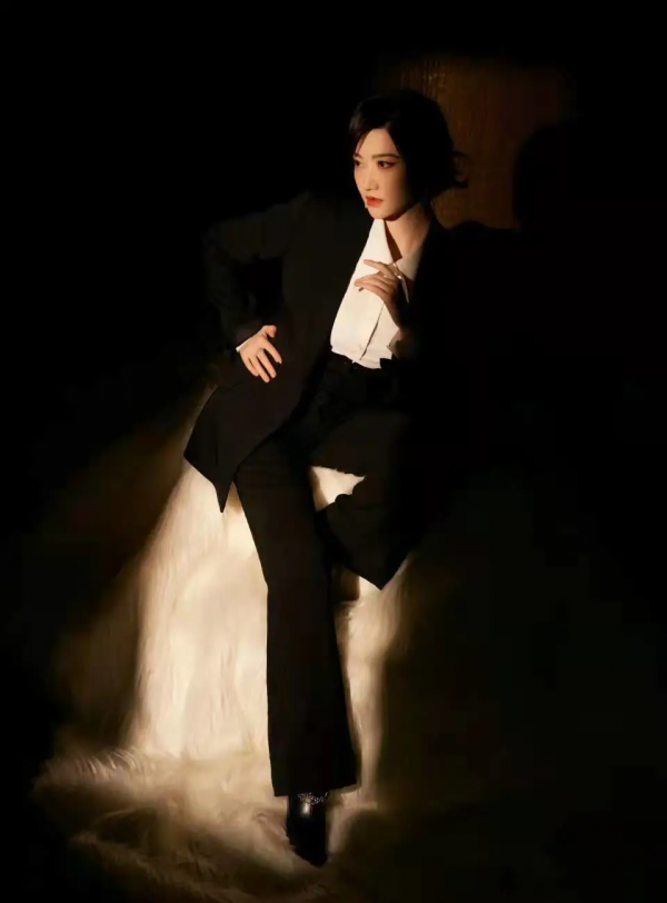 內娛女明星真的拼，在雪地裡穿露肩連衣裙