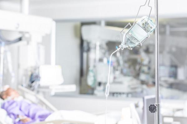 腫瘤病房內，患者拼了命的在呼吸；病房外，家屬卻放棄了治療