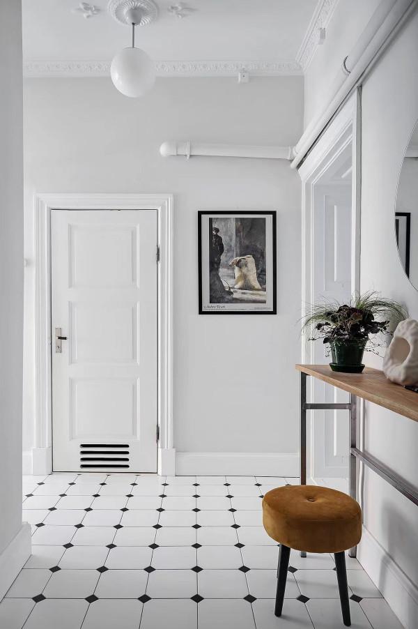 以白色為主題的北歐風小戶型公寓,非常素淨,置頂酒櫃和收納櫃 以白色為主題的北歐風小戶型公寓,非常素淨,置頂酒櫃和收納櫃