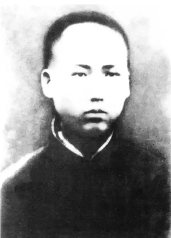1910年，17歲的毛澤東出去求學，母親含淚說：我的兒子要幹大事的