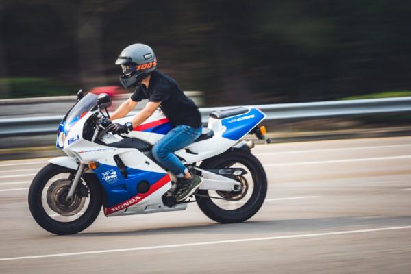 舊時代的本田CBR250RR與新時代的川崎ZX25R摩托車對決測評