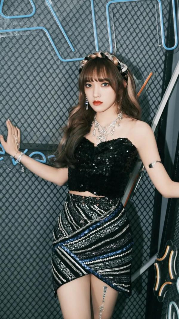 程瀟 1998年出生於廣東省，中國內地流行樂女歌手、演員