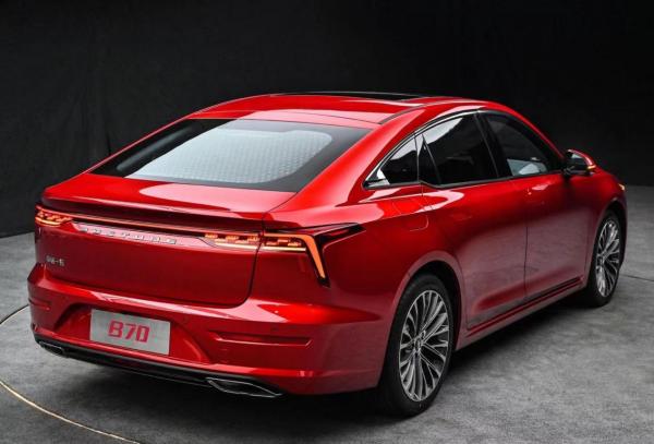 用GT風格打造家轎,全新第三代奔騰B70有哪些看點? 用GT風格打造家轎,全新第三代奔騰B70有哪些看點?