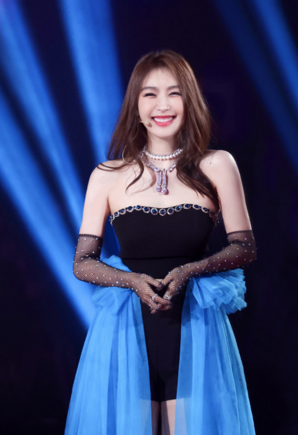 東方衛視跨年：54歲周慧敏狀態好，黃渤大跳迪斯科，沈騰搞笑出場