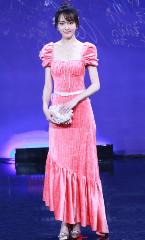 唐嫣這平板身材真養眼，土味條絨裙也穿出時髦感，37歲嫩成17歲