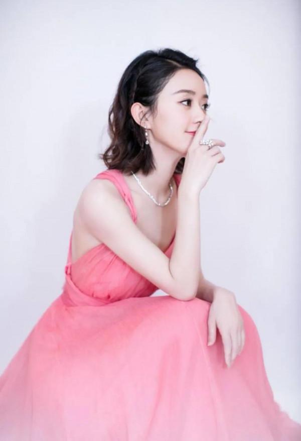 不是科班出身的女神趙麗穎現身春晚，註定虎年又是大紅大紫